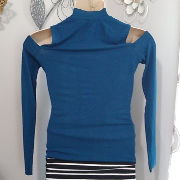 Fabletics Open Shoulder Turtleneck - Picture 4 of 4